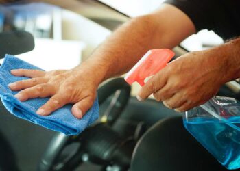 6 وسیله‌ای که هرگز نباید با شیشه پاک‌کن تمیز کنید.