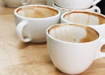 5 ترفند تمیز کردن که به شما کمک می‌کند حتی کثیف‌ترین ظروف را تمیز کنید