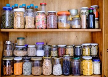 سازمان‌دهی مواد غذایی در انباری و کابینت