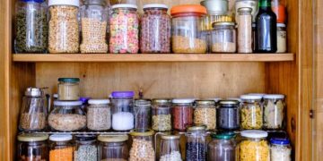 سازمان‌دهی مواد غذایی در انباری و کابینت